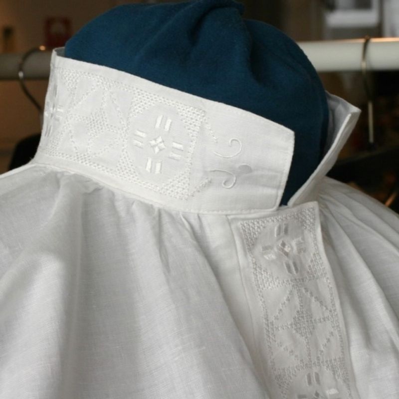 Bunadskjorte halvlin med broderi 