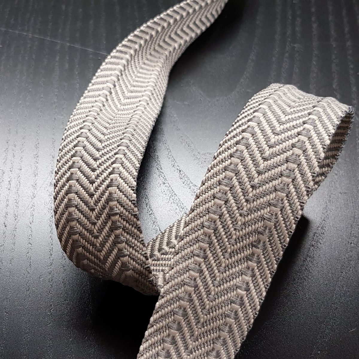 Vevet bånd fiskebein stripet 38 mm 