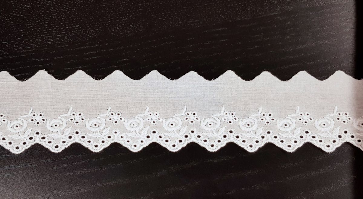 Blonde engelsk broderi 64 mm kantblonde hvit.